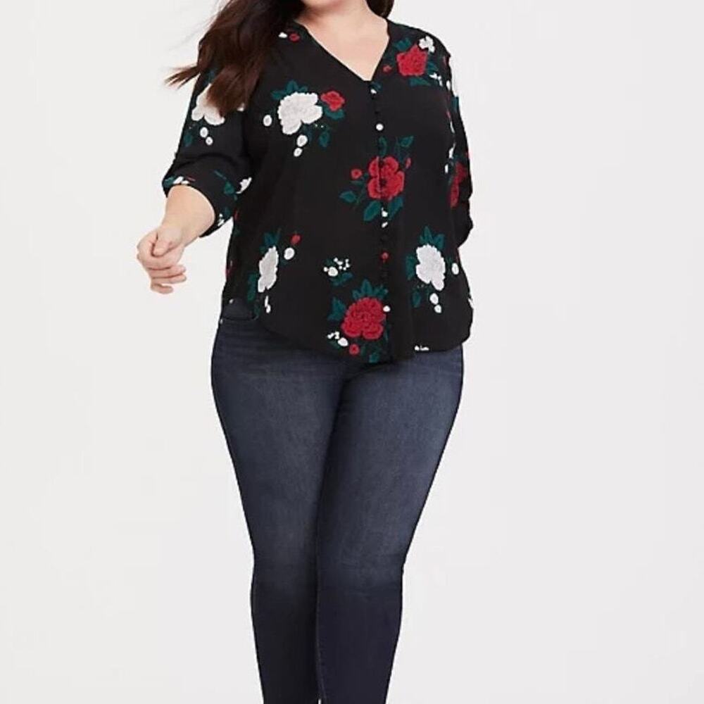 TORRID Black Red White Floral Button Front Roll-Tab Blouse Size 0 (Large)